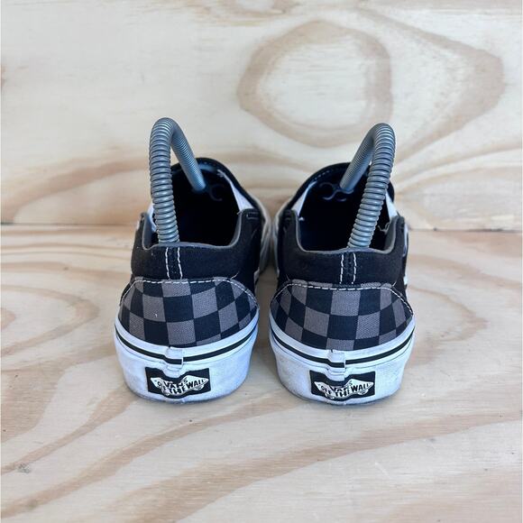Vans Off The Wall - Classic Slip-On Checkeredboard - Black/Gray - Women's - 7 - Picture 6 of 9